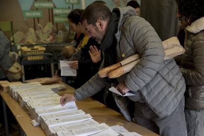 Ambiente electoral en el colegio Vaixell Burriac de Vilassar de Mar (Barcelona). En la imagen, el exalcalde de la población Quim Ferrer (PDeCAT) acude a votar con el pan bajo el brazo.