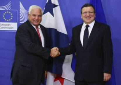 El presidente de Panamá, Ricardo Martinelli (i), es recibido por el presidente de la Comisión Europea, José Manuel Durao Barroso, antes del encuentro que mantuvieron en el Parlamento Europeo en Bruselas en mayo pasado. EFE/Archivo