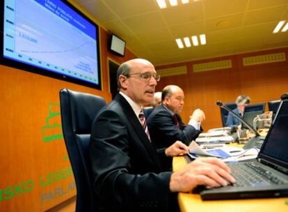 El consejero Rafael Bengoa, ayer durante su comparecencia ante la Comisión de Sanidad del Parlamento vasco.