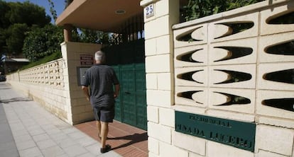 Fachada de El Campello (Alicante), donde asesinaron a una mujer.