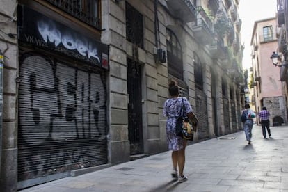 Fachada del club cann&aacute;bico Barnabis, en Ciutat Vella, cerrado ayer por orden del Consistorio.