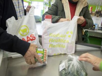 Quedarán excluidas del cobro las bolsas que se usan para meter los alimentos a granel