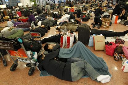 Pasajeros amontonados en el aeropuerto de Haneda, en Tokio.