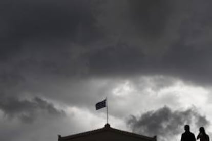 Bandera de Grecia ondeando en el edificio del Parlamento griego en Atenas. EFE/Archivo