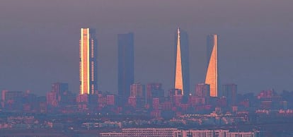 Boira de contaminación sobre el paisaje de rascacielos madrileños.