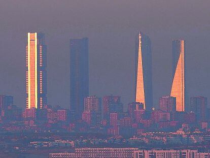 Boira de contaminación sobre el paisaje de rascacielos madrileños.