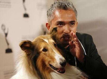 Cuando Obama y su mujer se muden con sus dos hijas a la Casa Blanca en enero, un nuevo integrante se unirá a la familia: un perrito. Así que César Millán, el famoso encantador de perros, no ha tardado en dar consejos a la nueva familia presidencial acerca de cómo criarlo mejor. "Antes que nada, el pero no sabrá que Obama es presidente ni que vive en la Casa Blanca. Toda la familia debería jugar el rol de líder". Y, como son un clan tan ocupado, el mexicano les ha recomendado un perro de "energia media". Pero no se encasilla: "Podría ser un rottweiler o un caniche, ambos son el mismo tipo de perro en términos energéticos".