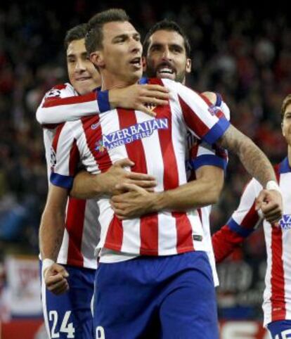 Mandzukic celebra su tercer gol al Olympiacos, en el Calderón.