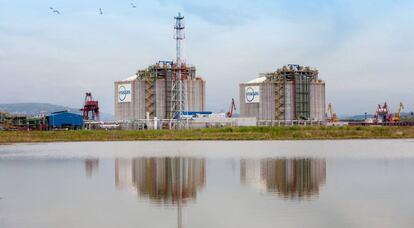 Planta de regasificación de Enagás en el puerto de Gijón. 