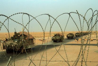 La columna de la cuarta brigada de blindados Stryker, de la II División de Infantería del Ejército de Estados Unidos, cruza ayer la frontera de Irak hacia Kuwait.