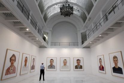 Retratos de Thomas Ruff en la sala de exposiciones de la Comunidad de Madrid Alcalá 31.
