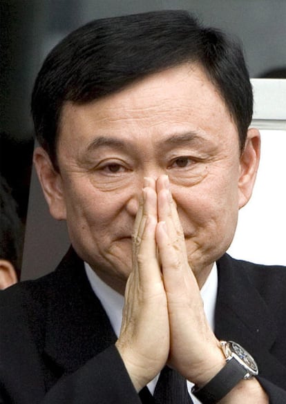 Fotografía tomada el 28 de febrero de 2008 del ex primer ministro tailandés Thaksin Shinawatra a su llegada al aeropuerto internacional de Bangkok.