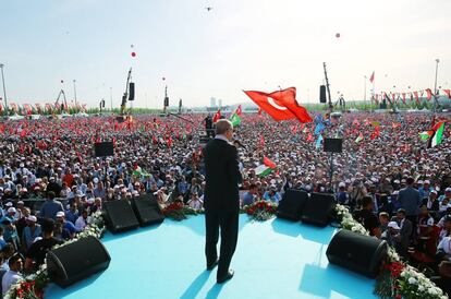Erdogan pronuncia un discurso durante una manifestación en apoyo a Palestina, este viernes en Estambul.