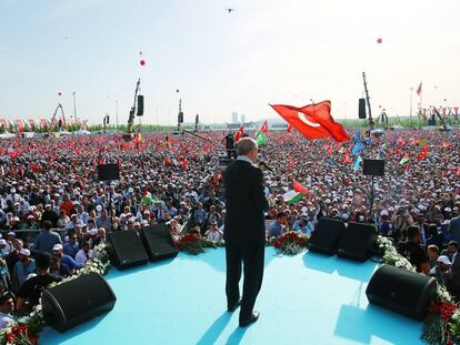 Erdogan pronuncia un discurso durante una manifestación en apoyo a Palestina, este viernes en Estambul.