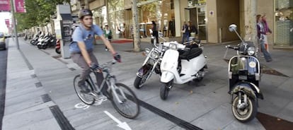Un ciclista recorre el nuevo carril bici de la calle Serrano