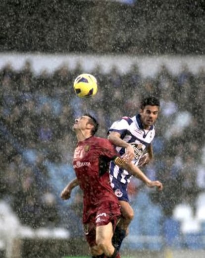 Martí y Juan Domínguez disputan el balón.