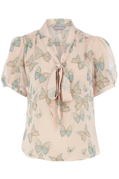 Las mariposas seguirán sobrevolando las prendas el próximo otoño. Esta blusa en rosa es de Dorothy Perkins. Su precio,15 euros (antes 27 euros).