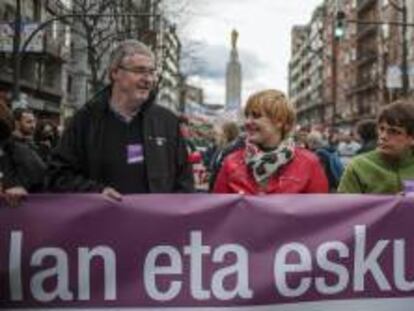 Adolfo Muñoz "Txiki" (i) y Ainhoa Etxaide (2i), secretarios generales de los sindicatos ELA y LAB respectivamente, durante una manifestación. EFE/Archivo
