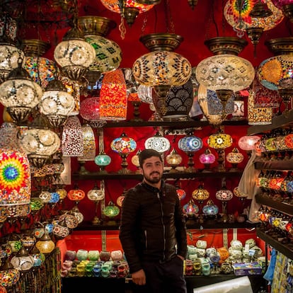 Dogan Mert en el interior de su tienda de lámparas tradicionales en el Gran Bazar de Estambul (Turquía).