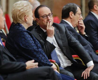 El presidente francés, François Hollande (d), conversa con la presidenta de Lituania, Dalia Grybauskaite.