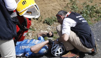 Los equipos médicos atienden a Goolaerts tras sufrir una caída en la París-Roubaix.