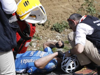 Los equipos médicos atienden a Goolaerts tras sufrir una caída en la París-Roubaix.