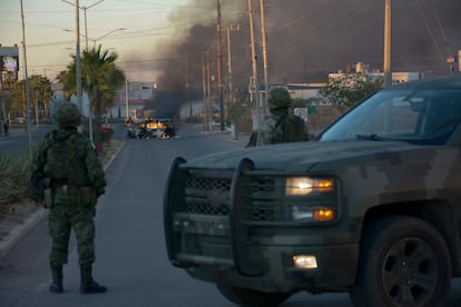 Elementos del Ejército mexicano resguardan una avenida en Culiacán, después de la detención de Ovidio Guzmán, el 5 de enero de 2023.