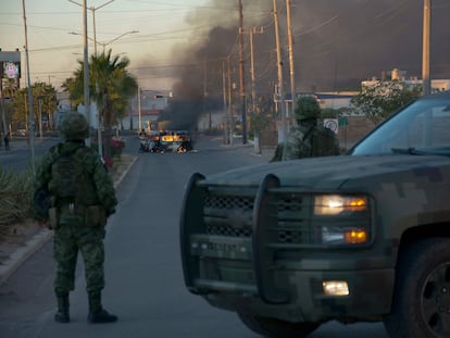Elementos del Ejército mexicano resguardan una avenida en Culiacán, después de la detención de Ovidio Guzmán, el 5 de enero de 2023.