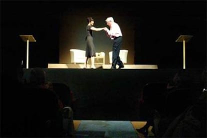 Aitana Sánchez-Gijón y Mario Vargas Llosa, momentos antes de iniciar la lectura.