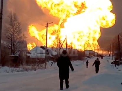 Momento de la explosión del gasoducto Urengoi-Pomary-Uzhhorod, una tubería de una filial de Gazprom que atraviesa Ucrania, este martes.