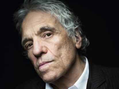 La mirada dura de Abel Ferrara. Mientras, el fotógrafo de ICON trata de mantener el pulso.