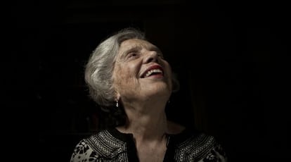 A jornalista e escritora Elena Poniatowska, em um momento da sessão fotográfica.