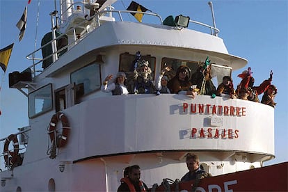 Los Reyes Magos de Oriente llegan al Puerto de Melilla, como cada año, a bordo de un transbordador.