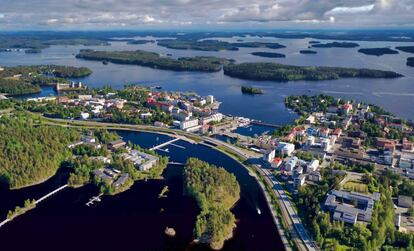 Vista aérea de la ciudad de Savonlinna, en la región de los lagos.