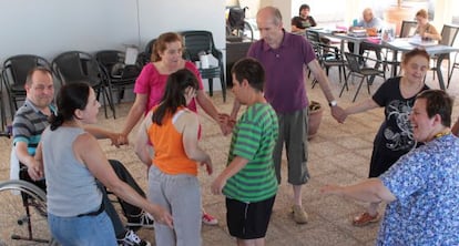 Varios disminuidos psíquicos se preparan en Uliazpi para una salida por San Sebastián.