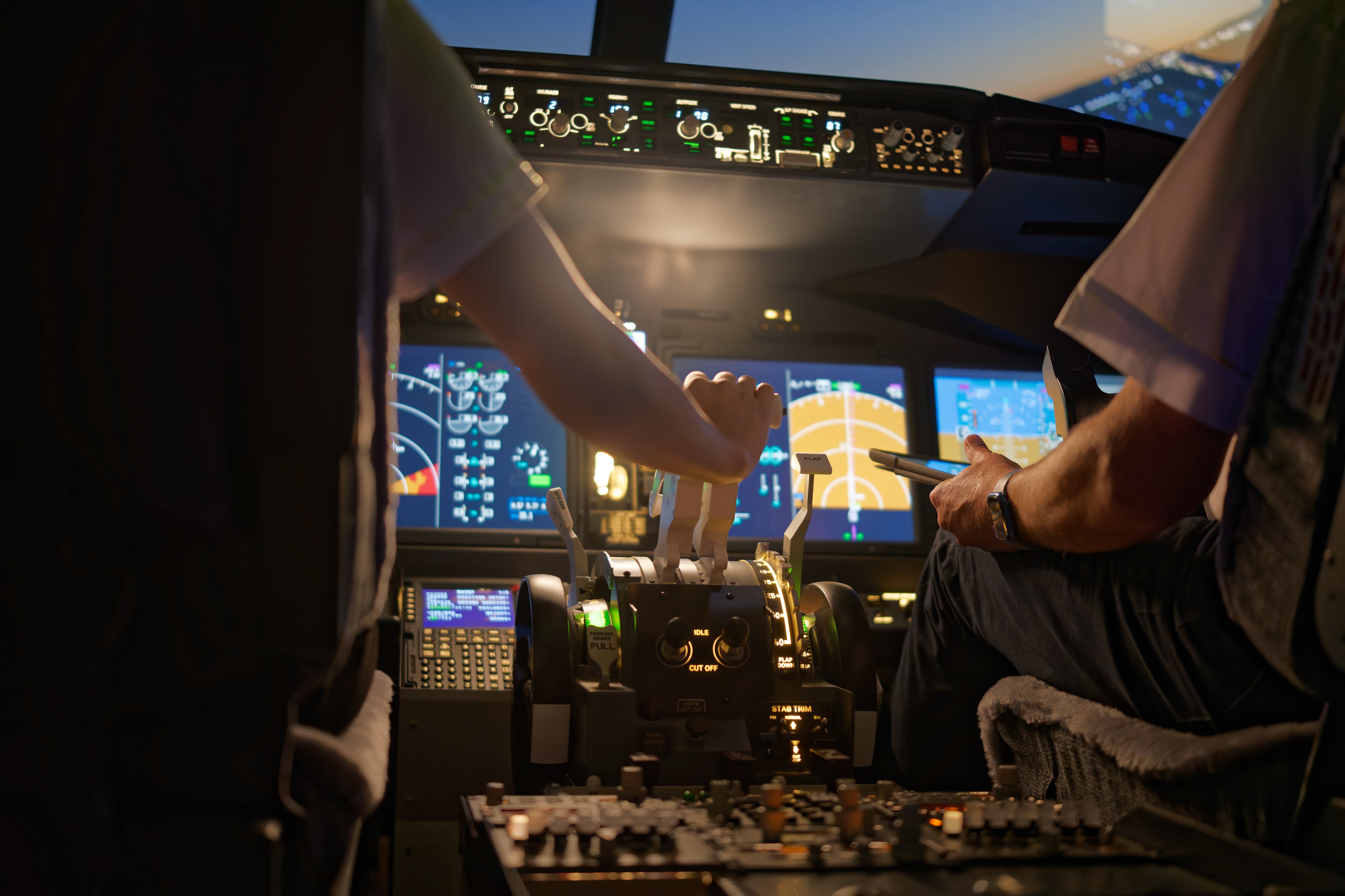 Paneles retroiluminados y equipos electrónicos de una cabina de avión, unos sistemas compatibles con visión nocturna, como los que fabrica la empresa.