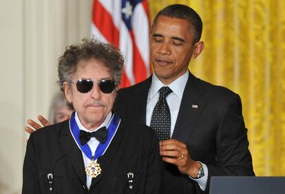 Image #: 18079390    President Barack Obama awards the the Presidential Medal of Freedom to singer/songwriter Bob Dylan during a ceremony in the East Room at the White House in Washington on May 29, 2012. The Medal of Freedom is our NationÕs highest civilian honor, presented to individuals who have made especially meritorious contributions to the security or national interests of the United States, to world peace, or to cultural or other significant public or private endeavors.   UPI/Kevin Dietsch /LANDOV