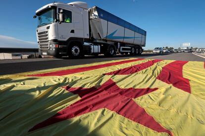 Vista de la autov&iacute;a A-2 que ha sido cortada por un grupo de manifestantes durante una nueva jornada de huelga general en Catalu&ntilde;a.