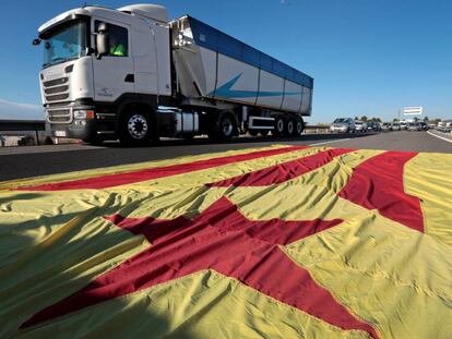 Vista de la autovía A-2 que ha sido cortada por un grupo de manifestantes durante una nueva jornada de huelga general en Cataluña.