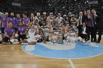 Los jugadores del Madrid celebran la victoria en la Copa.