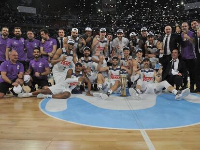 Los jugadores del Madrid celebran la victoria en la Copa.