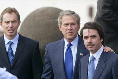 Azores (Portugal), 16 de marzo. El presidente de Estados Unidos, George Bush (c), el presidente español, José María Aznar (d), y el primer ministro británico, Tony Blair (i), se entrevistan en la isla Terceira para lanzar un últimatum a la ONU y que el Consejo de Seguridad autorice el uso de la fuerza contra Irak.