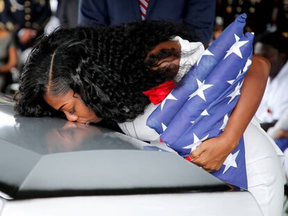 Myeshia Johnson, viúva do sargento La David Johnson, beija o caixão durante o enterro, no sábado.