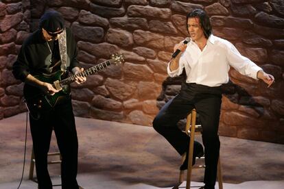 Antonio Banderas ha demostrado tanto en el cine como en Broadway sus dotes como cantante. En la imagen, interpreta junto al músico Carlos Santana el tema de Jorge Drexler Al otro lado del río', que recibió el Oscar a la mejor canción original, para el filme 'Diarios de motocicleta', en 2005.