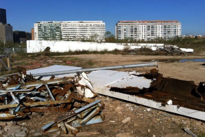 Lamas de acero de la futura cubierta móvil del Ágora de Calatrava, en un solar sin vigilancia junto a la Ciudad de las Artes de Valencia.