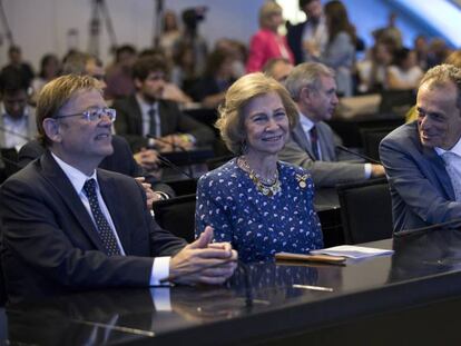 La Reina Doña Sofía, entre el presidente Ximo Puig y el ministro de Ciencia, Pedro Duque, en el simposio previo al congreso de enfermedades neurodegenerativas que se celebra en Valencia.  