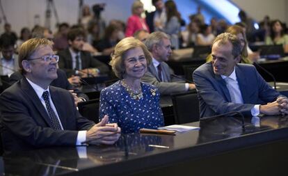 La Reina Doña Sofía, entre el presidente Ximo Puig y el ministro de Ciencia, Pedro Duque, en el simposio previo al congreso de enfermedades neurodegenerativas que se celebra en Valencia.  