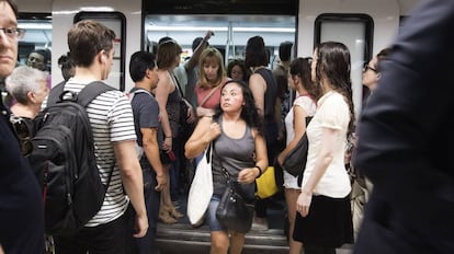 Huelga en el metro de Barcelona en la jornada de este lunes.