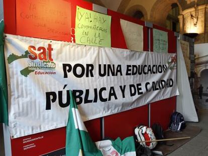 Carteles instalados en el Rectorado de la Universidad de Sevilla.