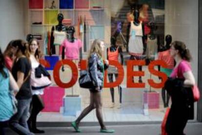 Una tienda anuncia en su escaparate descuentos entre en las rebajas, en París (Francia). EFE/Archivo
